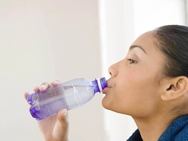 性爱前喝杯水有利优质性生活真的吗 同房前喝热水的作用是什么